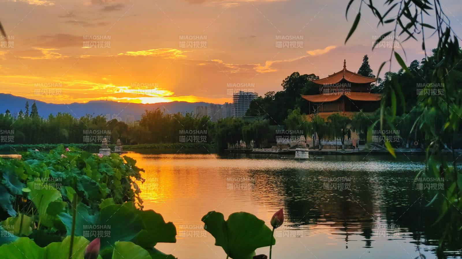 湖畔夕陽映昆明大觀樓