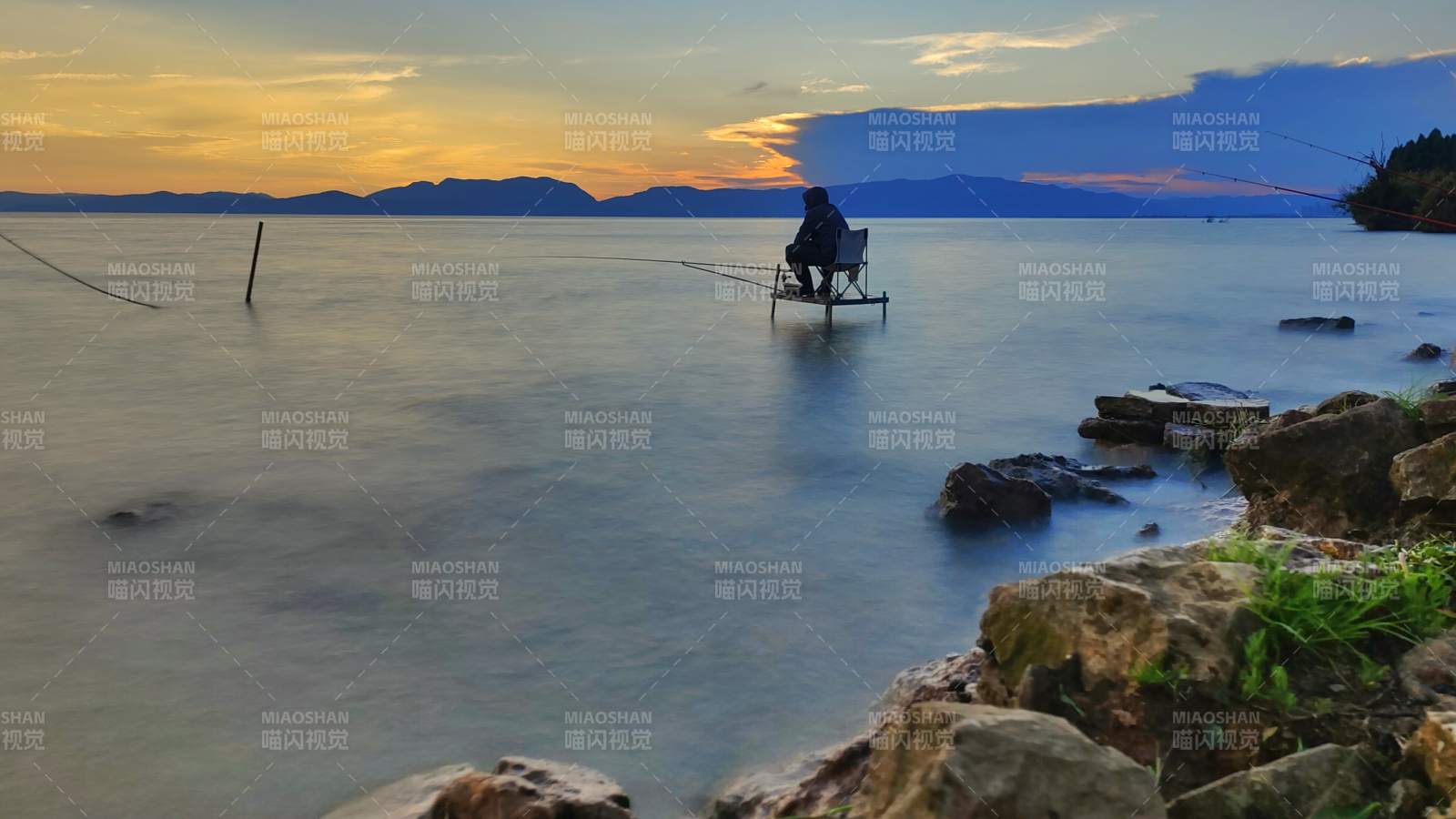 滇池夕陽(yáng)下的獨(dú)釣者