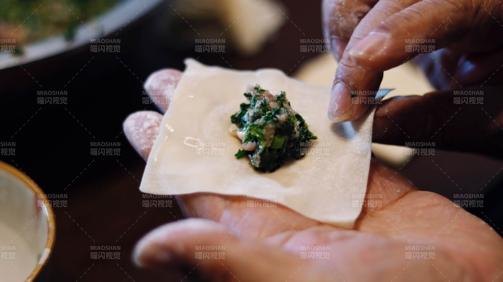 手工制作餛飩的瞬間