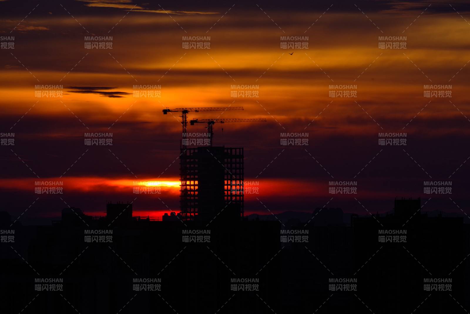 夕陽下的城市剪影