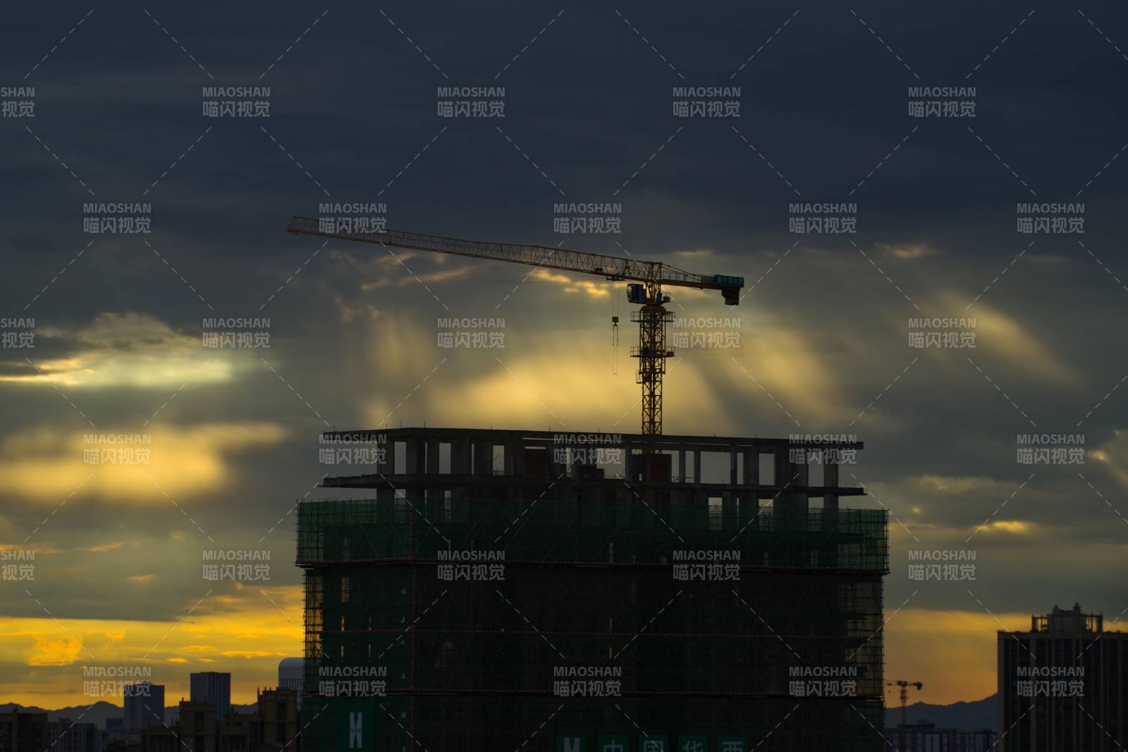 夕陽下的建筑工地剪影