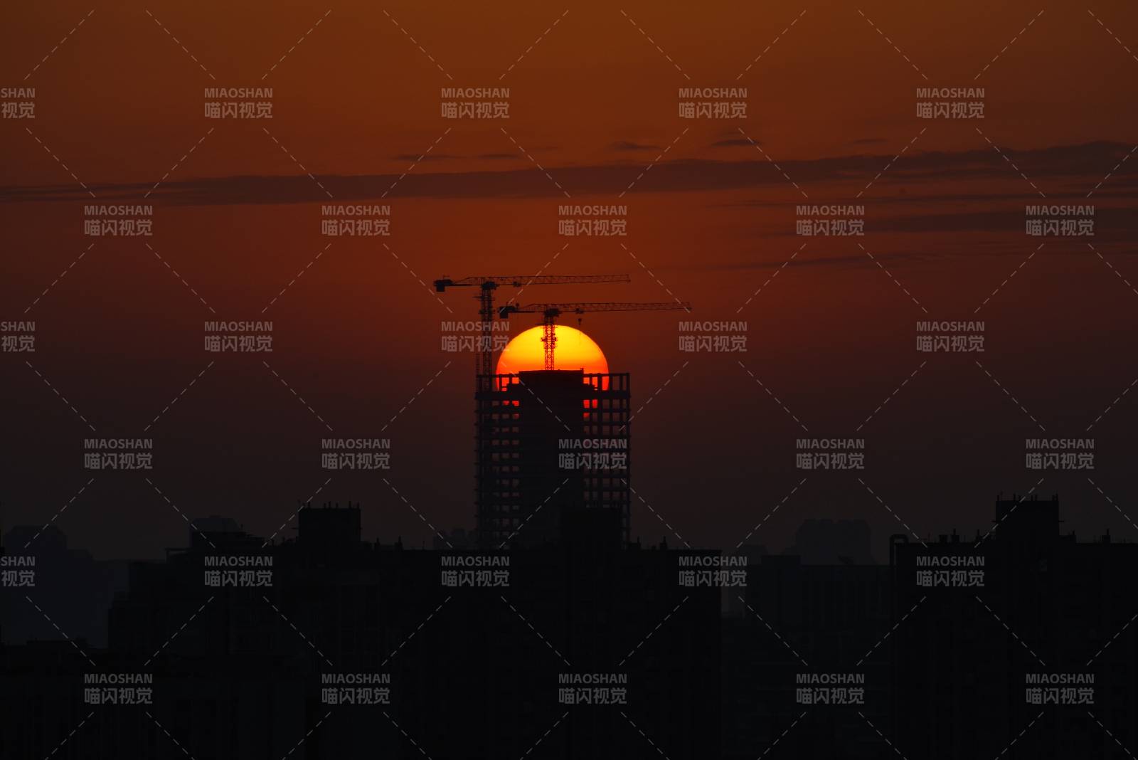 夕陽映照高樓剪影