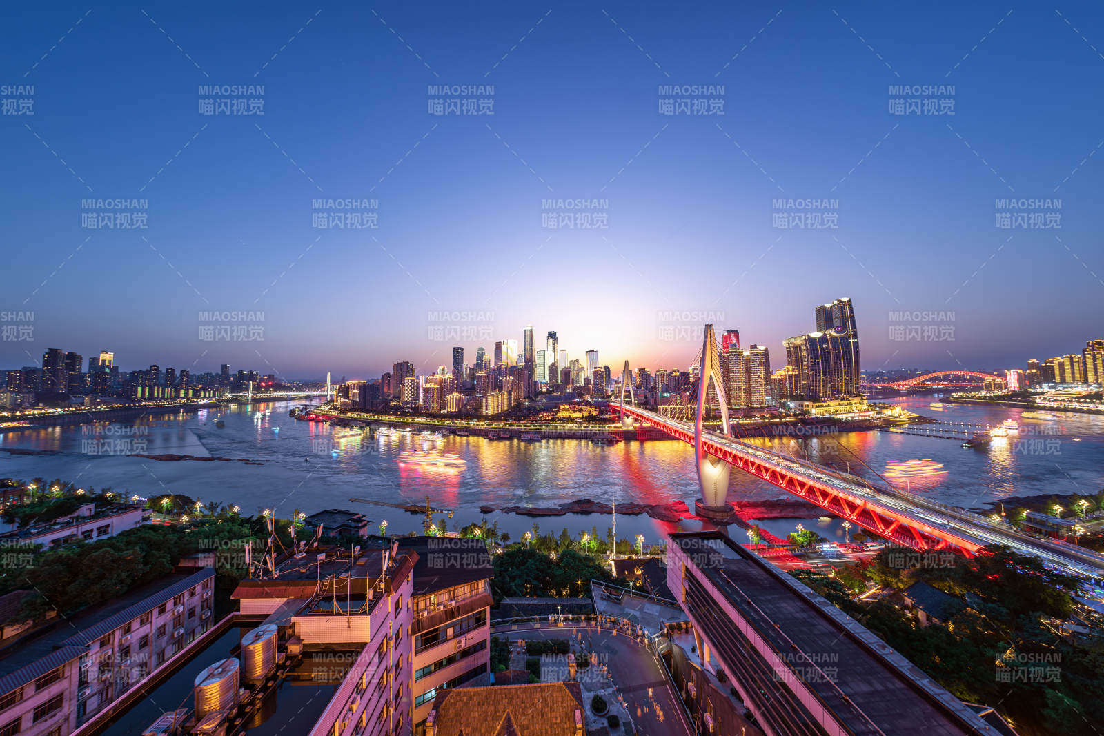 夜幕下的重慶燈火輝煌