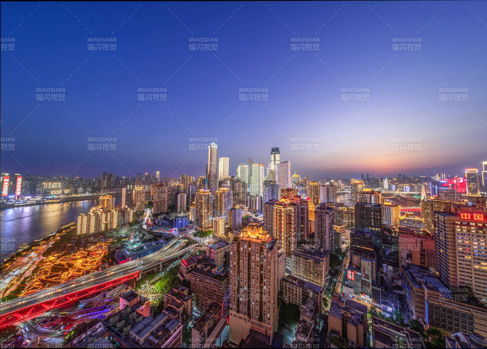 夜幕下的重慶燈火輝煌