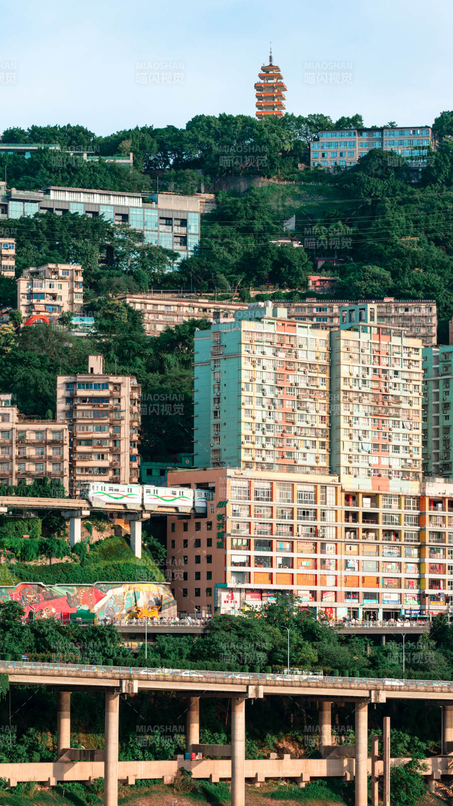重慶山城建筑與輕軌風(fēng)光