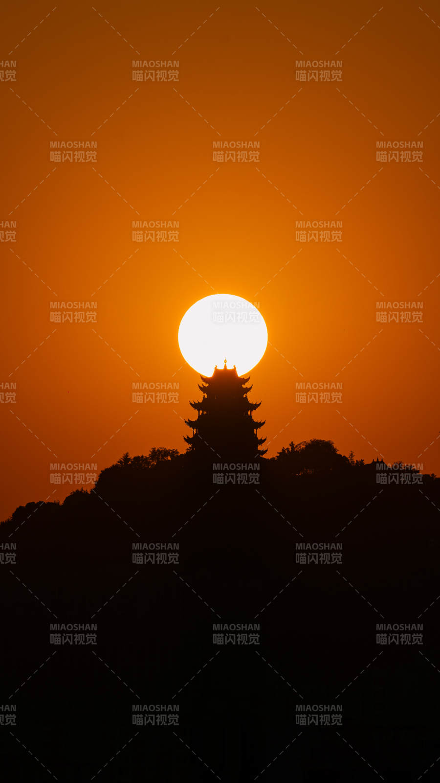 鴻恩閣夕陽塔影映山巔
