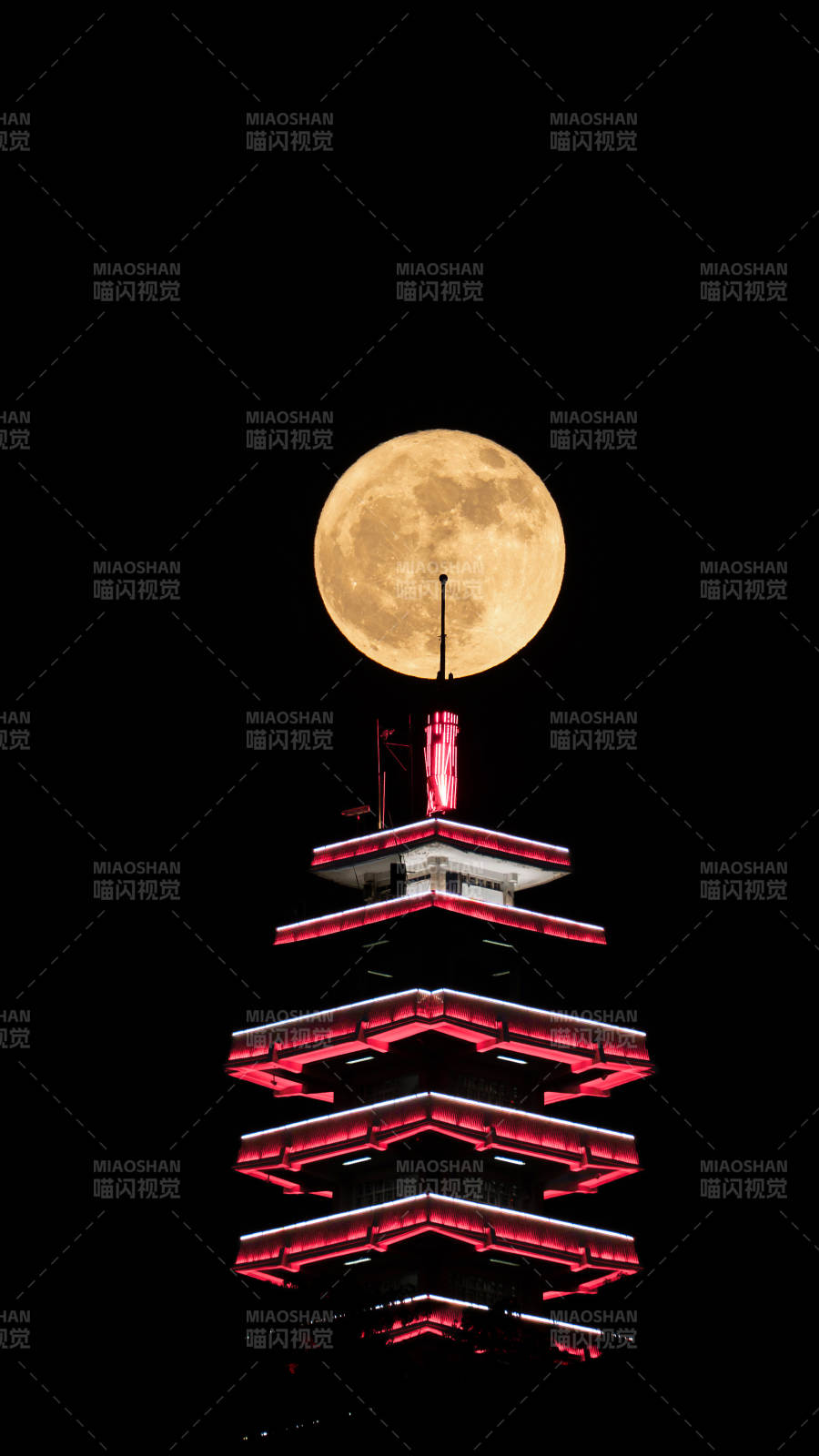 重慶瞰勝樓月圓塔頂夜輝煌