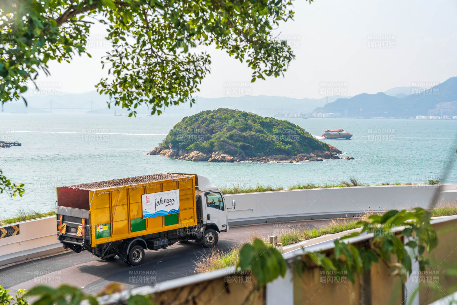 海邊公路上的黃色貨車