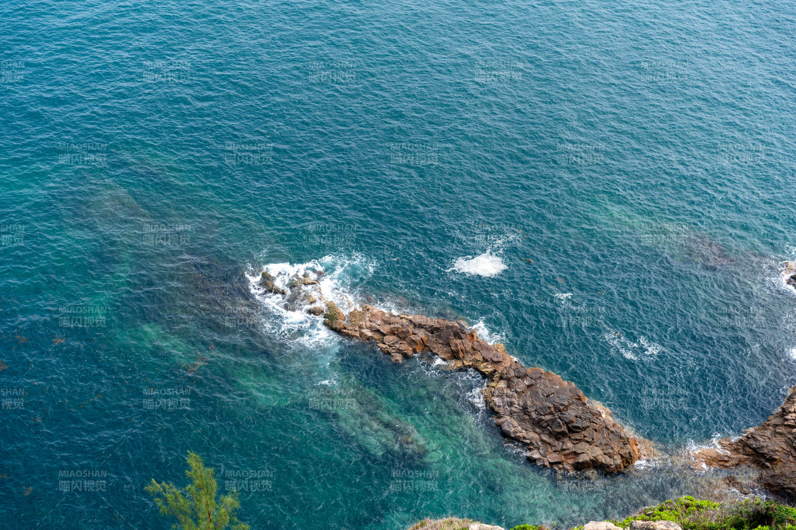 麥理浩徑海岸山脈與碧海相映