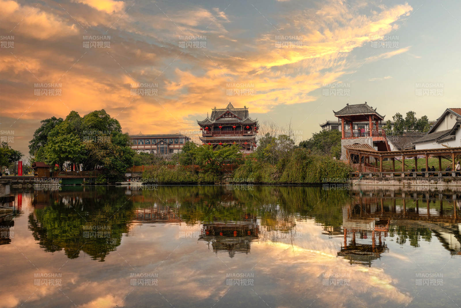 成都洛帶古鎮湖畔古建筑夕陽倒影