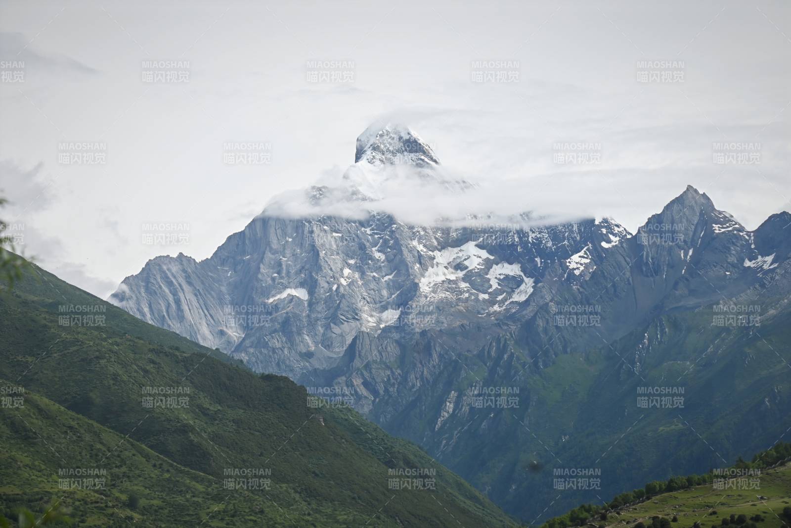 四姑娘山 雪山云霧繚繞