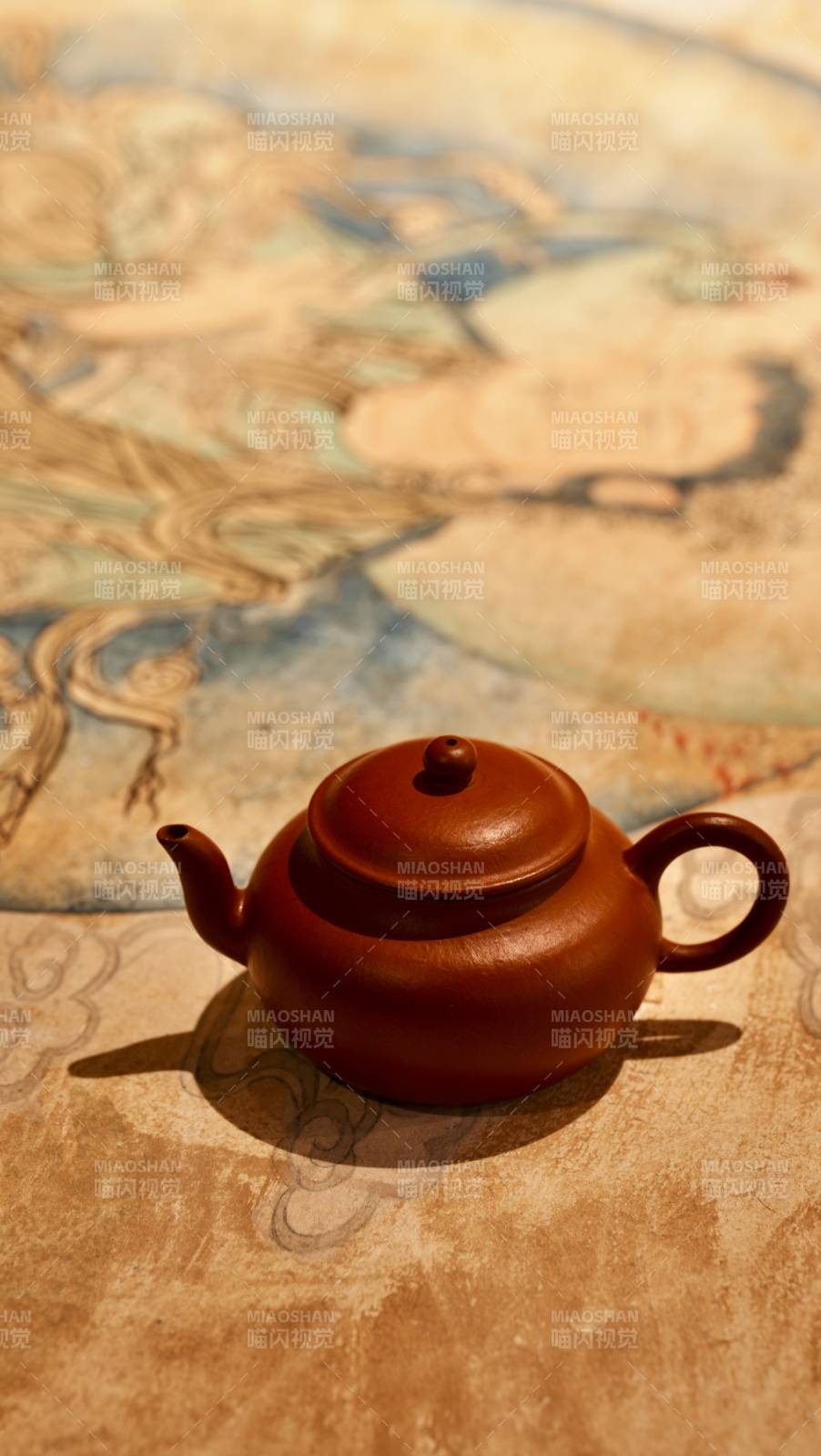 古韻紫砂壺與地圖背景