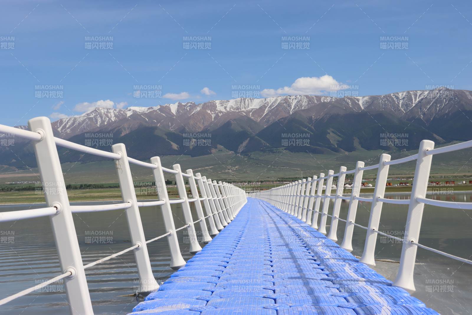 雪山下的藍色棧道