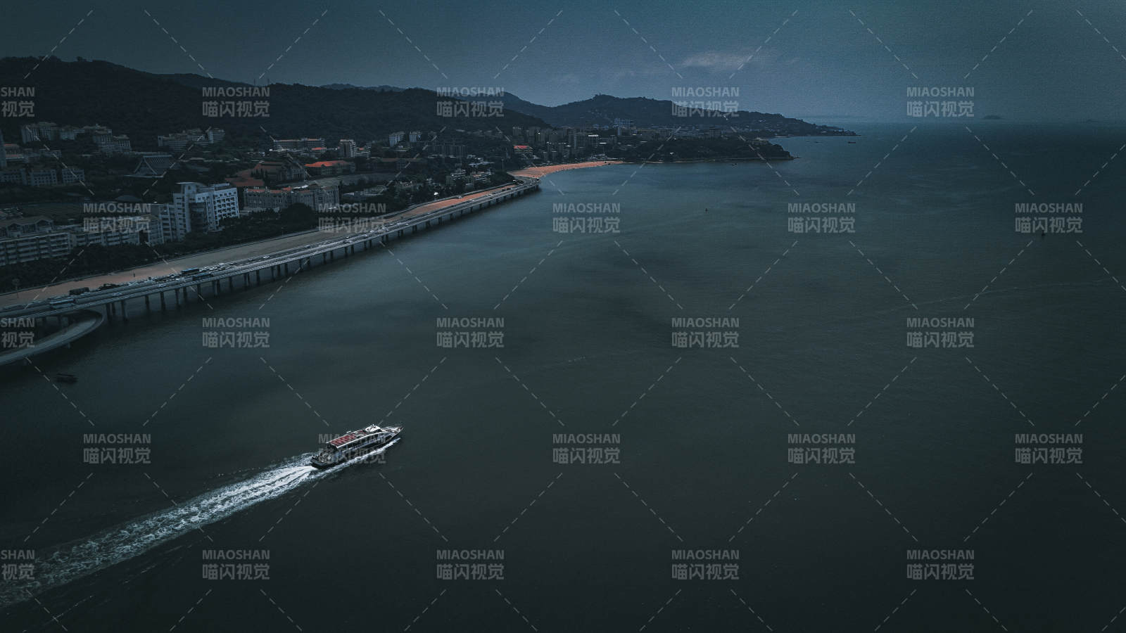 夜幕下的海濱城市風光