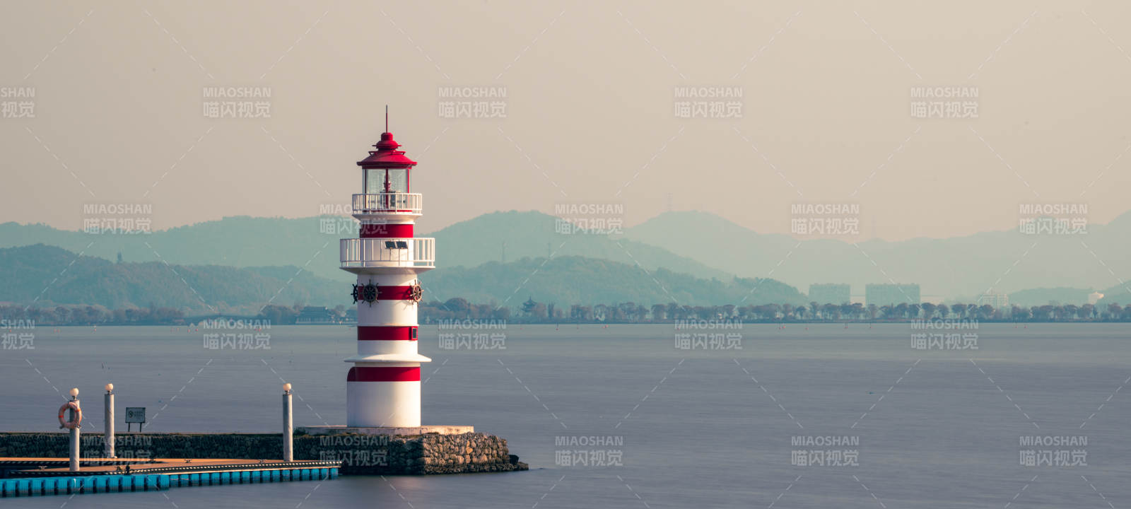 海邊紅白燈塔靜謐景