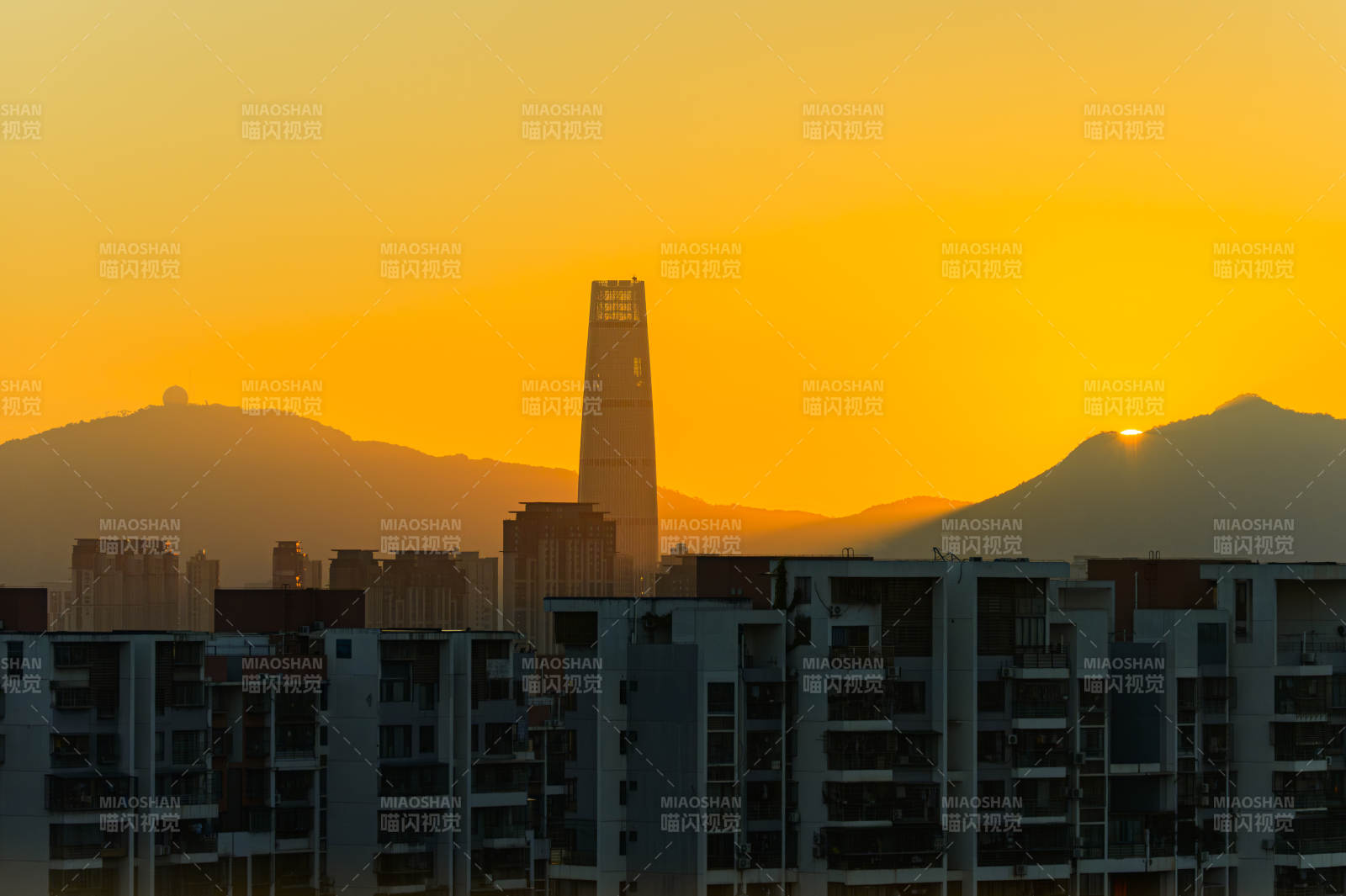 廈門白鷺西塔夕陽映照城市剪影