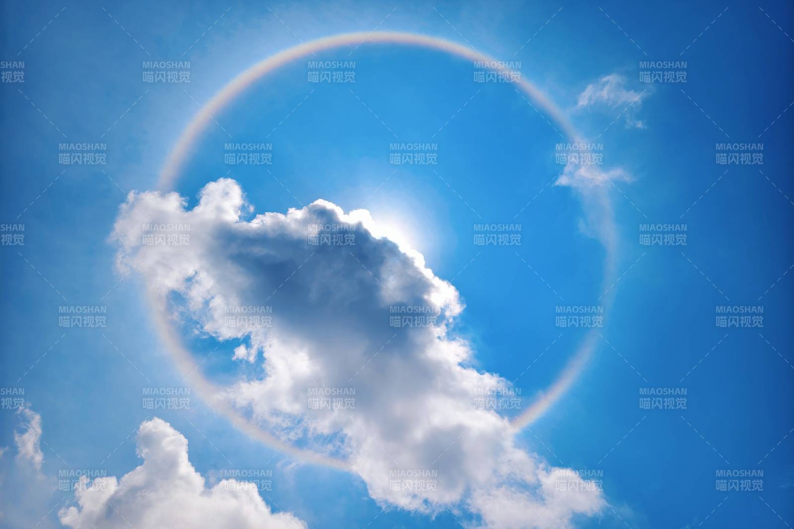 天空中的光環與云朵