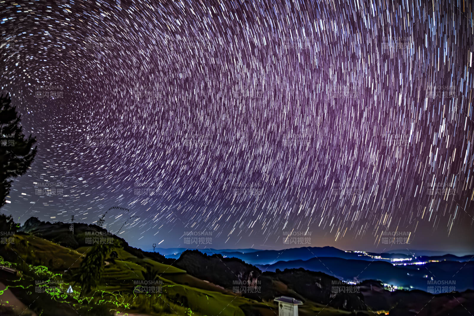 星軌夜空下的山間美景