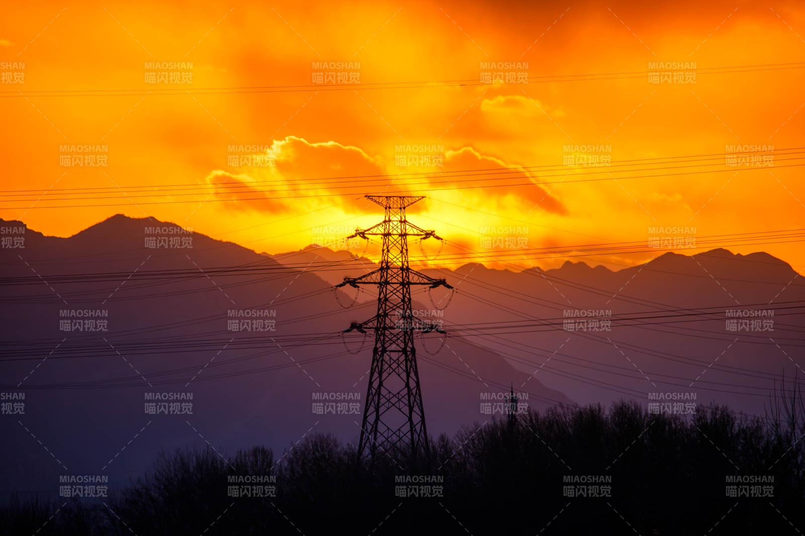 夕陽下的電力塔影