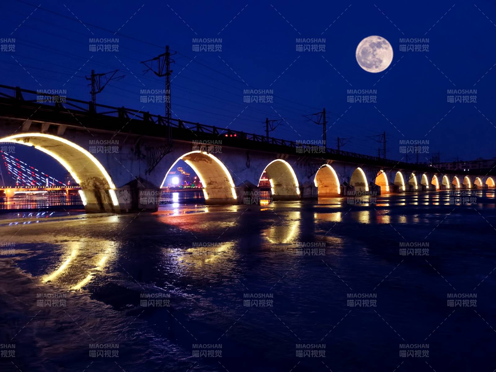 月夜橋影 靜謐河畔老家的橋