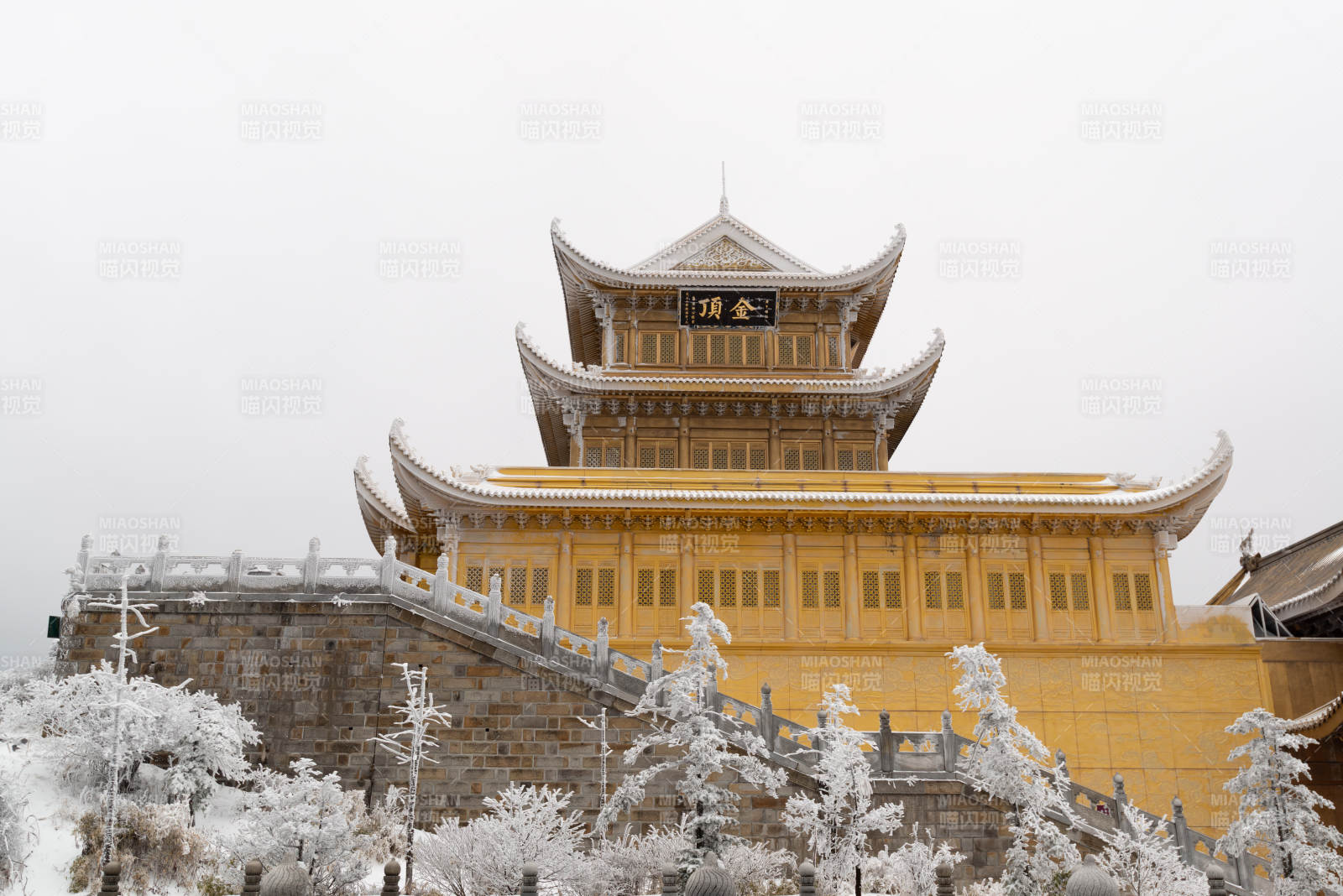 峨眉山雪覆金頂古寺輝煌