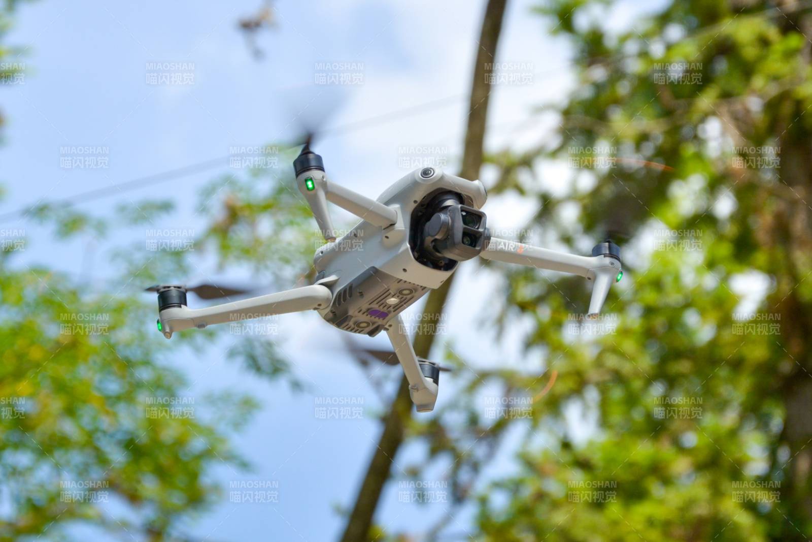 空中飛行的無人機