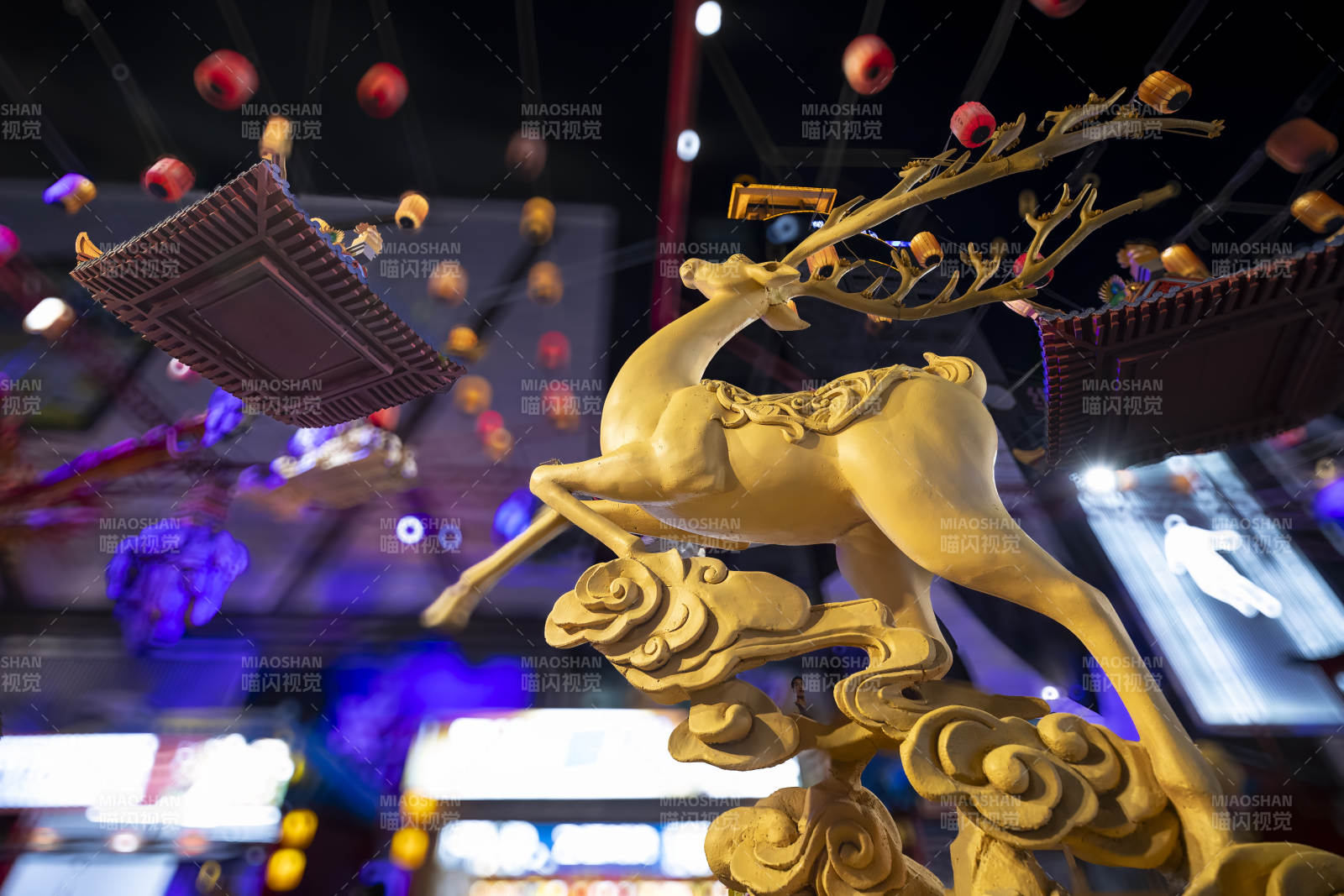 金色鹿雕 祥云環繞