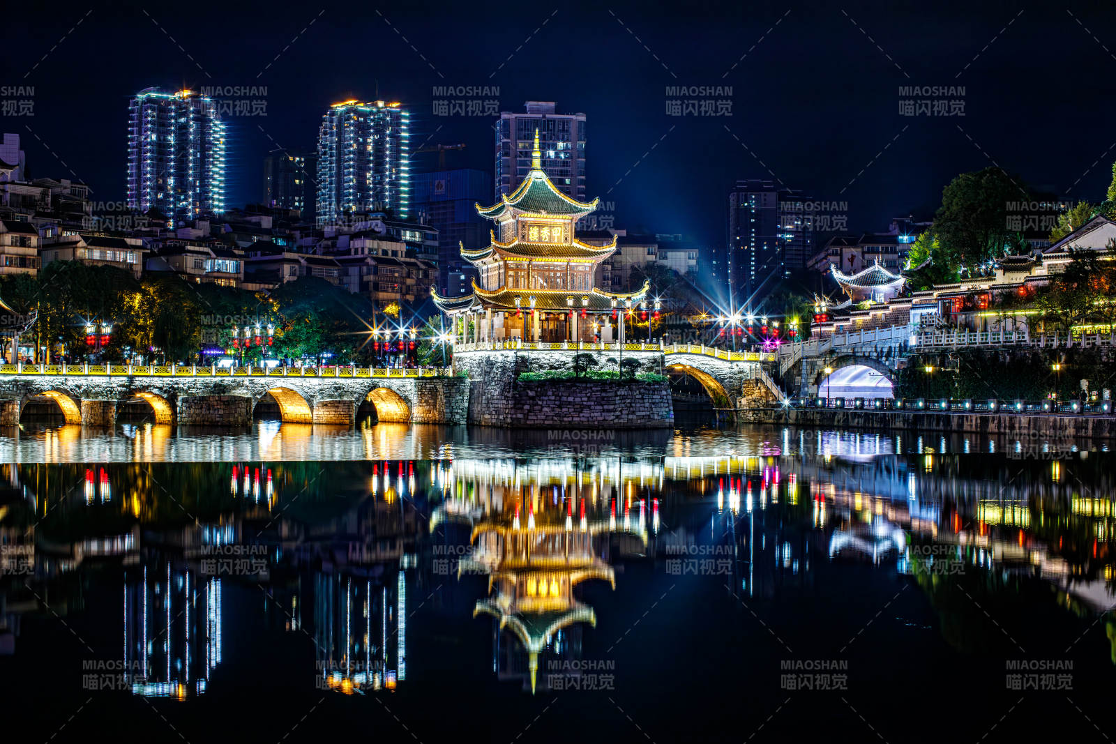 夜色中的貴陽甲秀樓