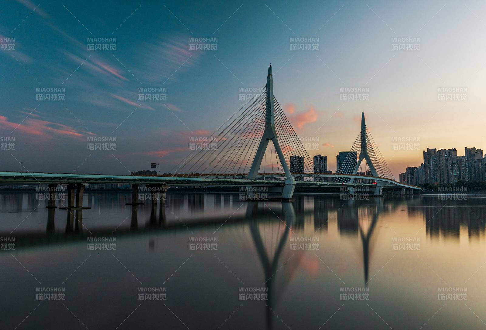 城市雙塔橋日落倒影