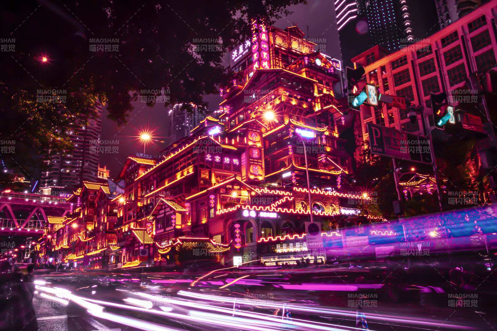 夜景中的洪崖洞燈光璀璨