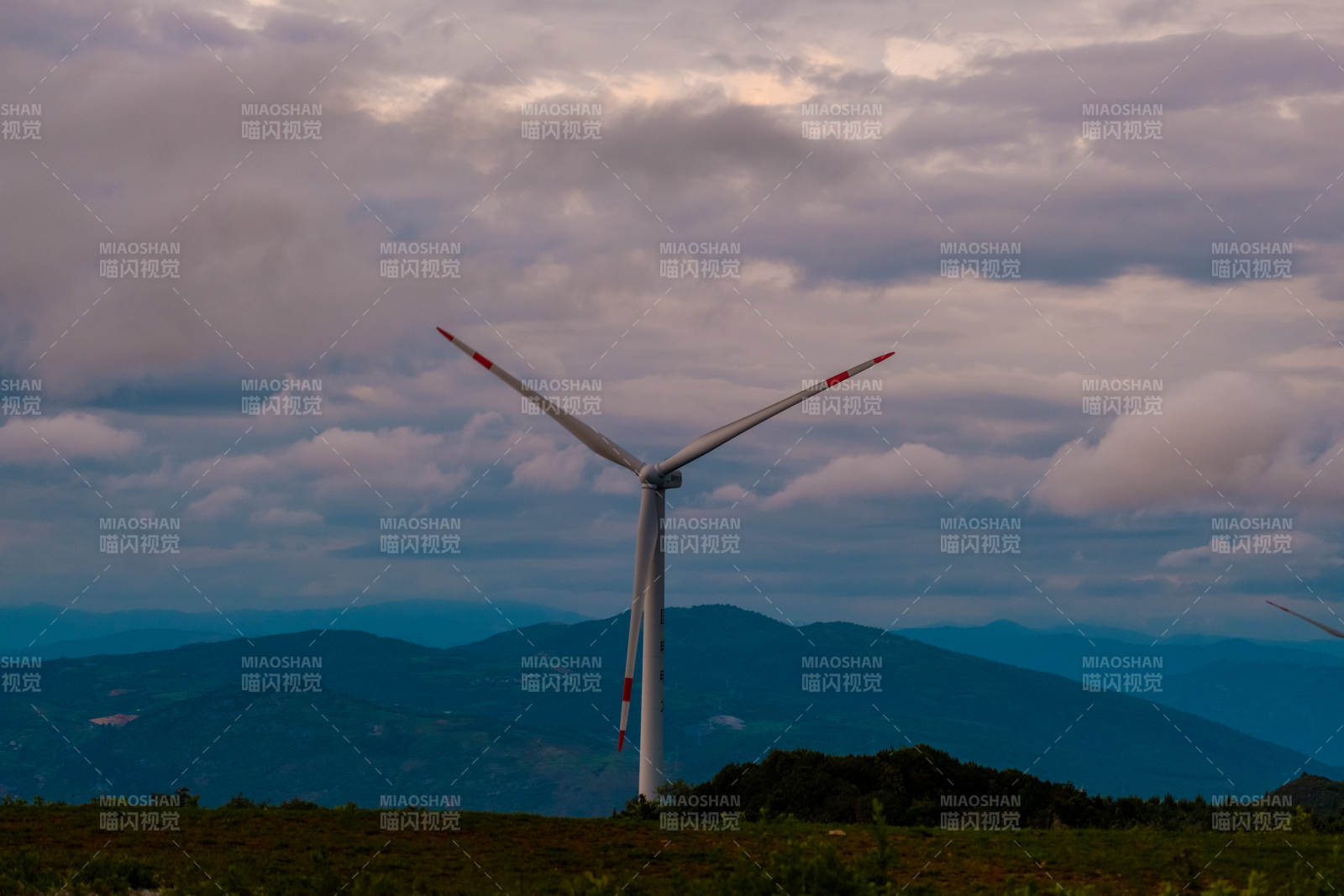 风车在云雾缭绕的山间