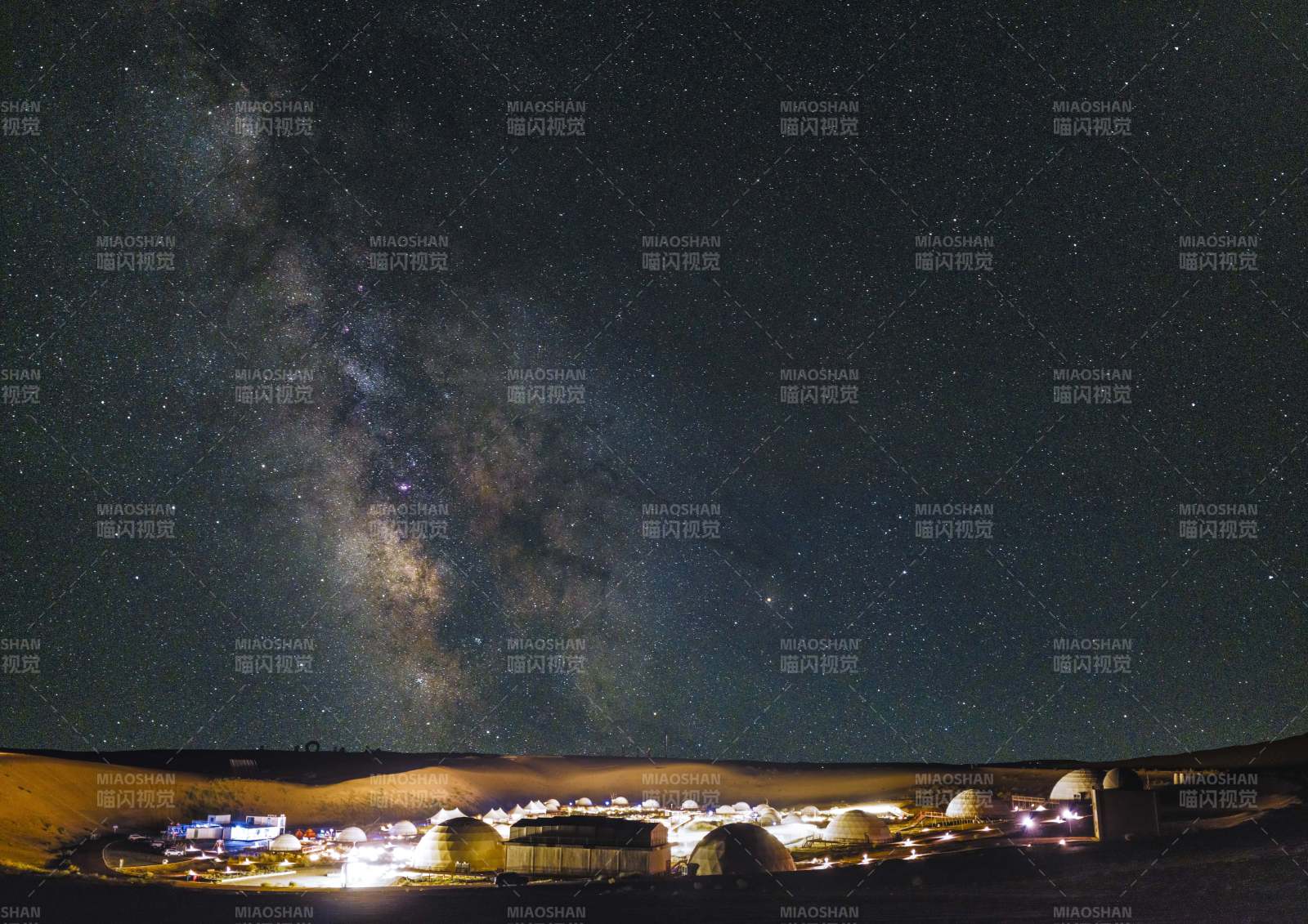 星空下的沙漠營地夜景