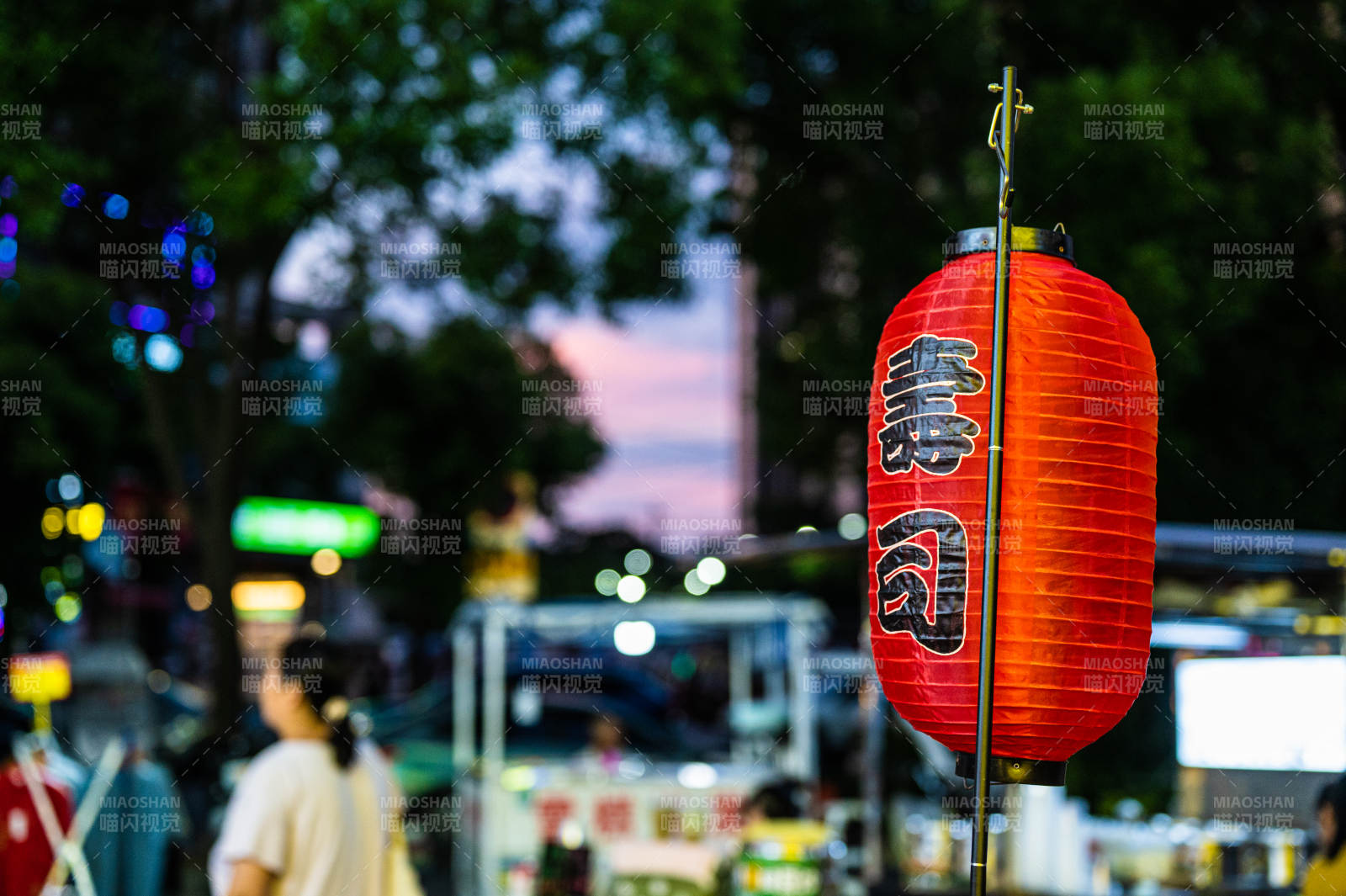 夜市燈籠映繁華