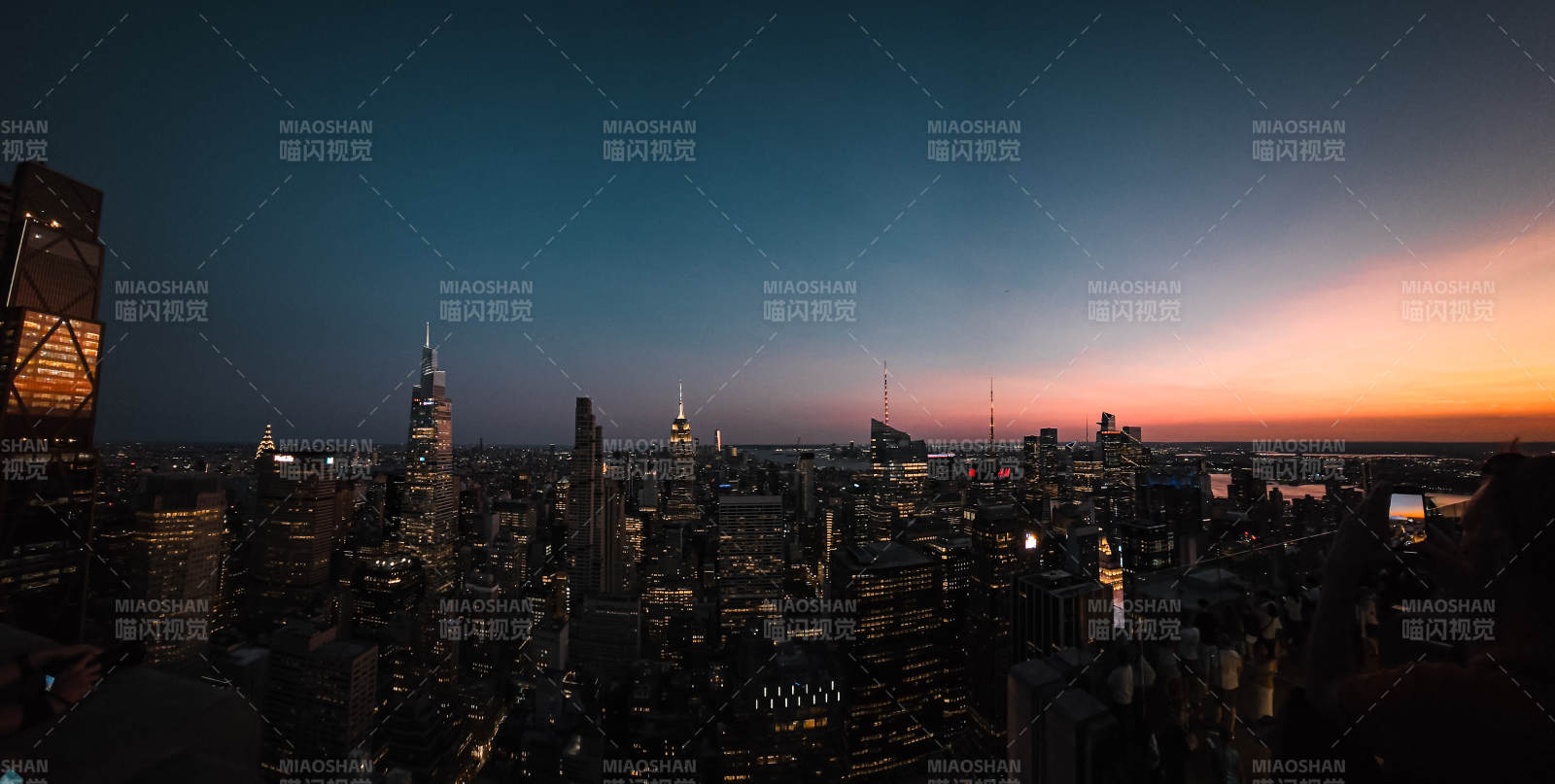 夜幕下的曼哈頓，攝于洛克菲勒樓頂