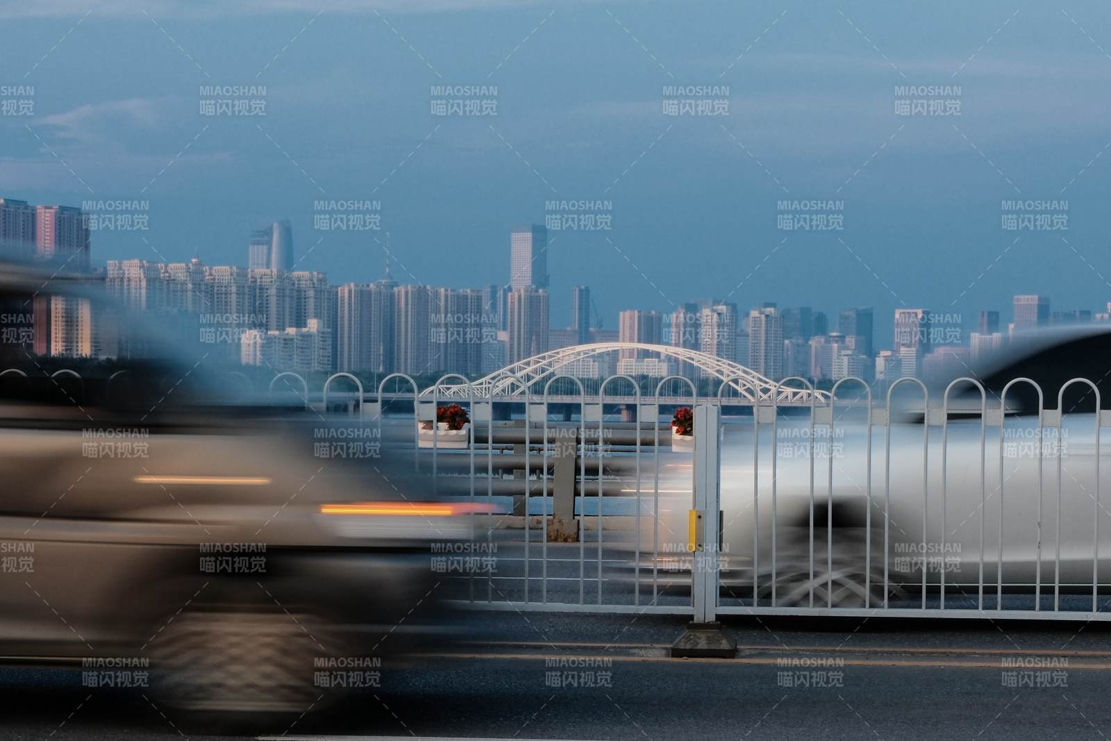 城市黃昏 車流穿梭