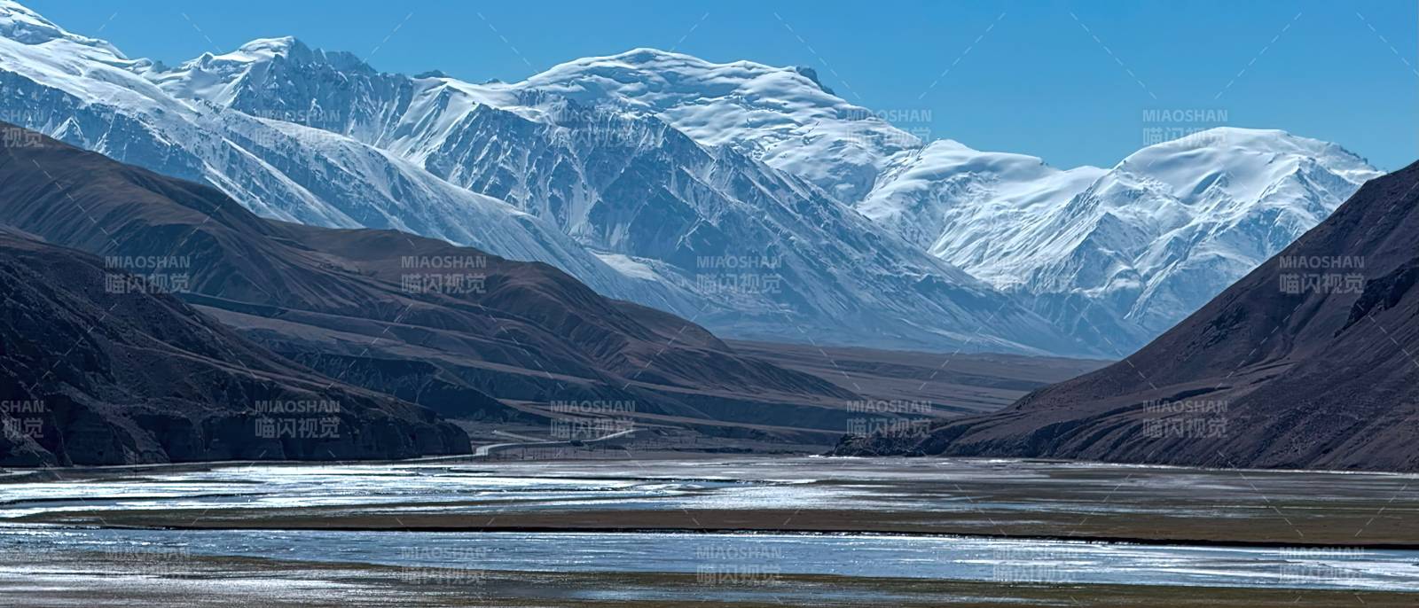 雪山峽谷河流