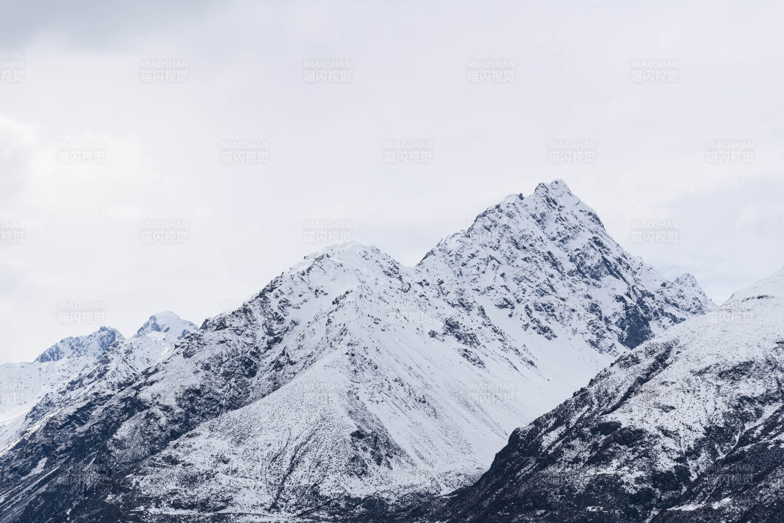 雪山之巔 云霧繚繞