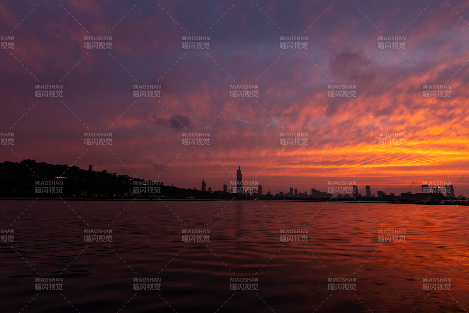南京夕陽映照剪影