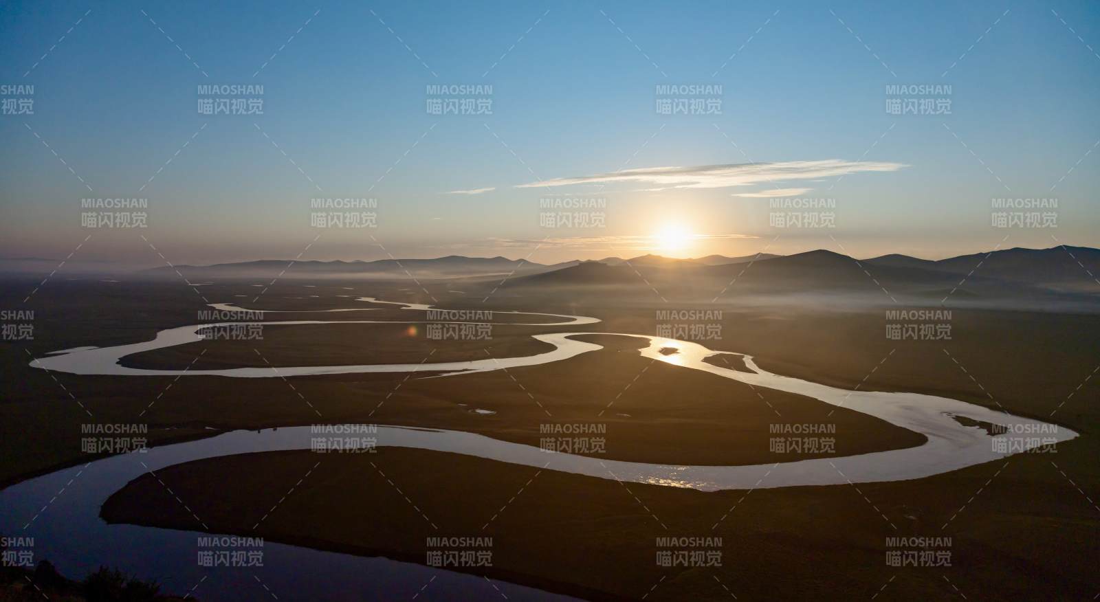 夕陽下的蜿蜒河流