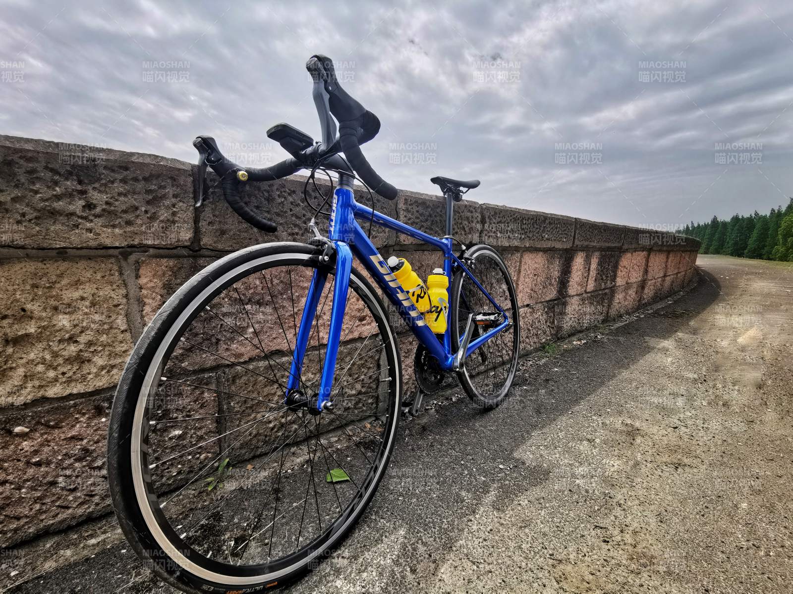 藍(lán)色公路自行車停靠路邊