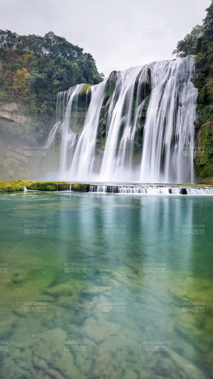 瀑布飛流 碧水清澈--九寨溝