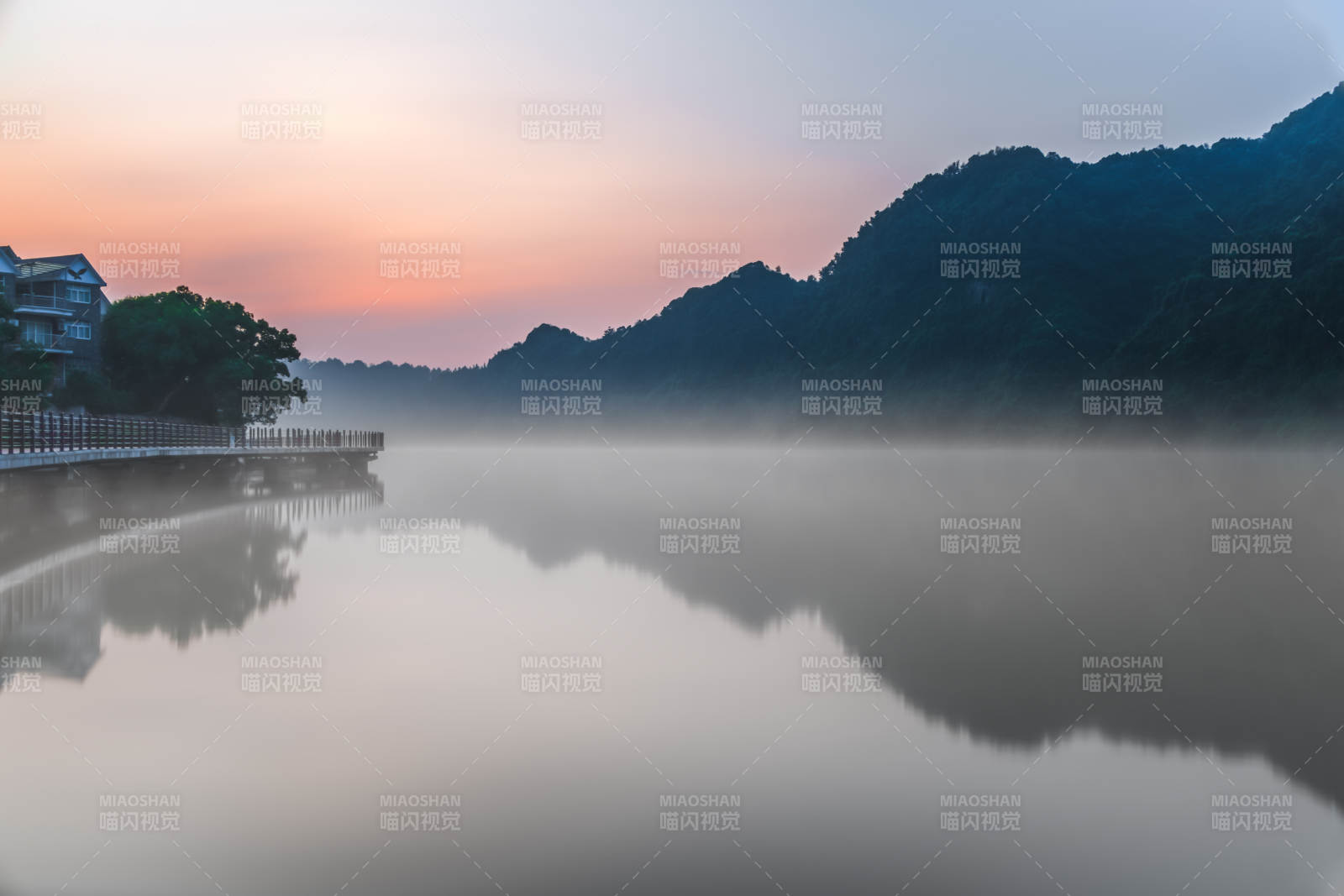 晨霧湖畔 靜謐如畫