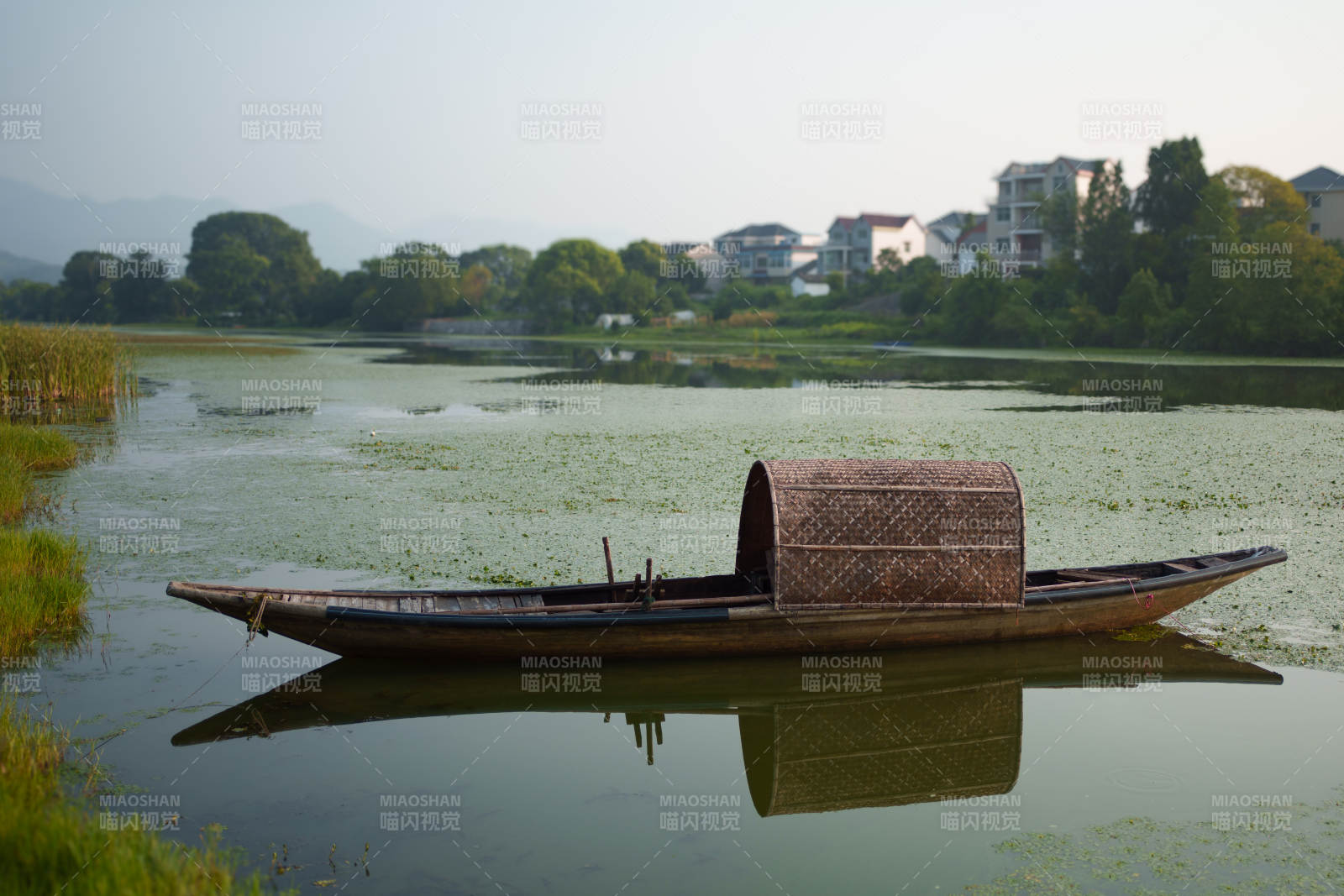 湖畔竹篷小舟靜謐景--新安江