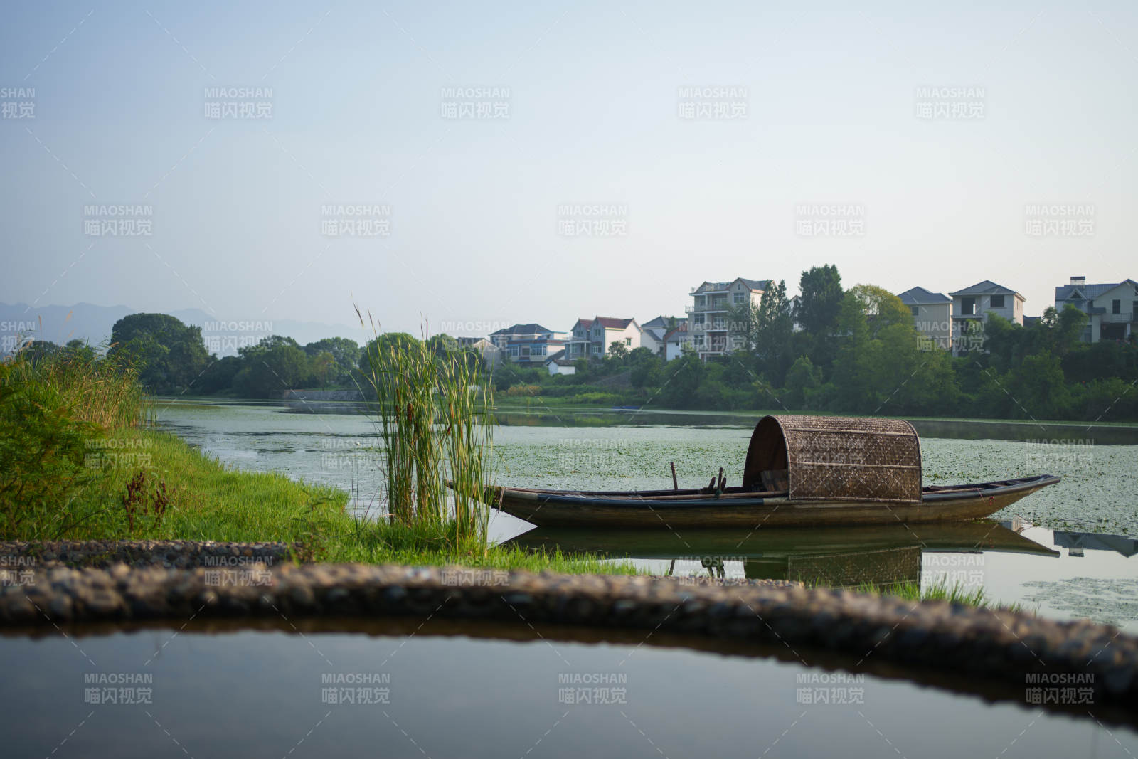 湖畔小舟 靜謐鄉村景