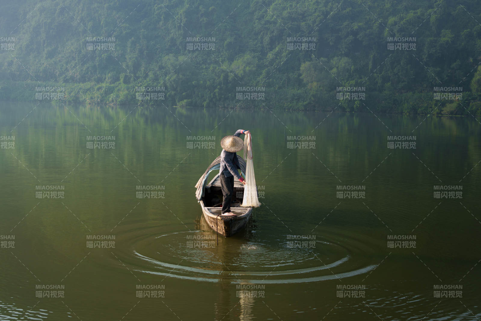 湖上漁夫撒網(wǎng)捕魚(yú)--新安江