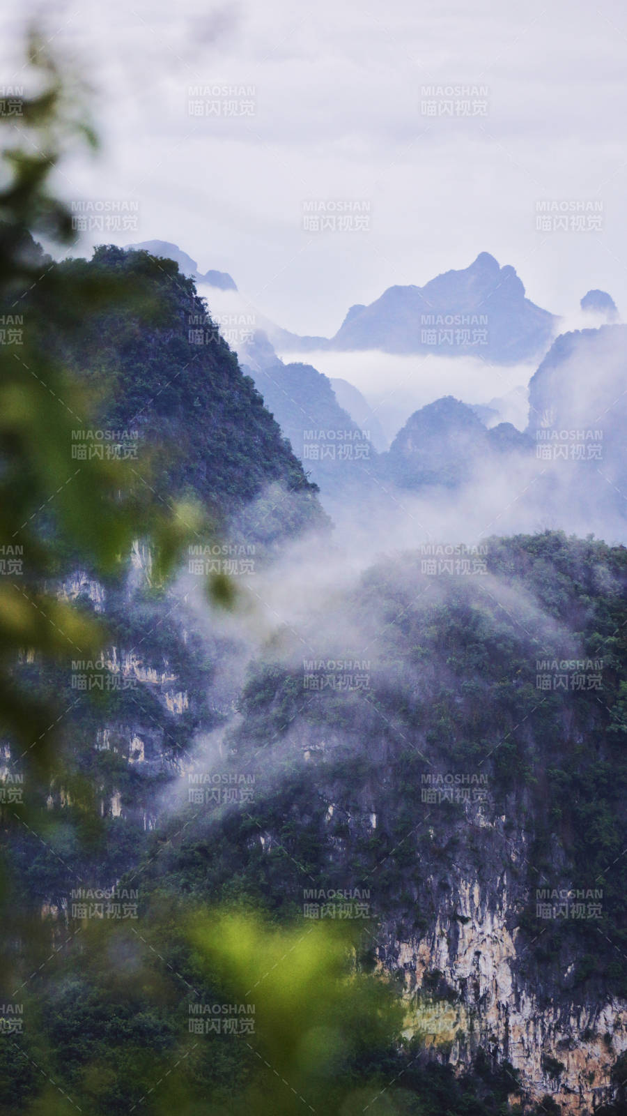 云霧繚繞的山巒美景