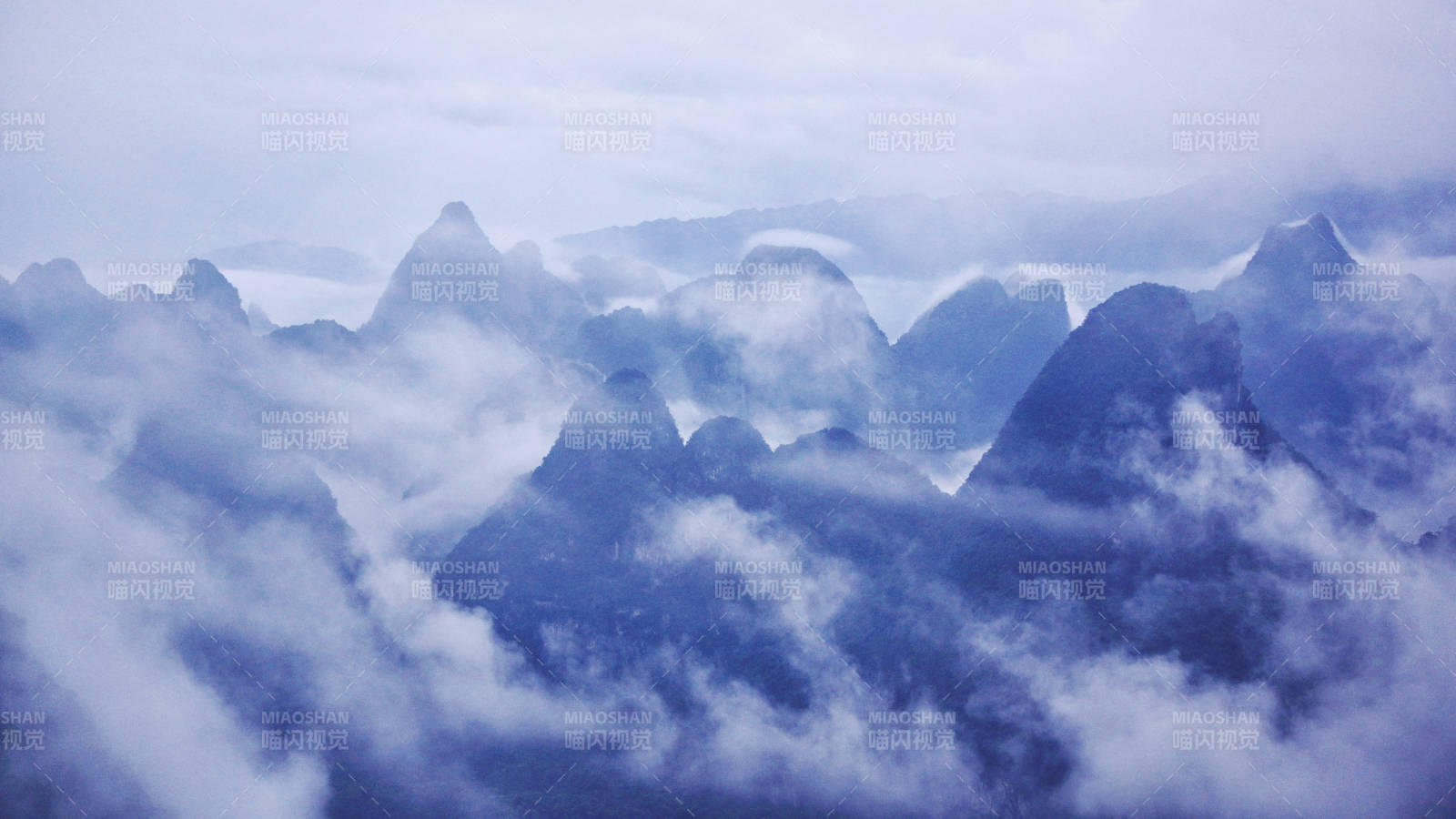 陽朔相公山云霧繚繞的山峰美景