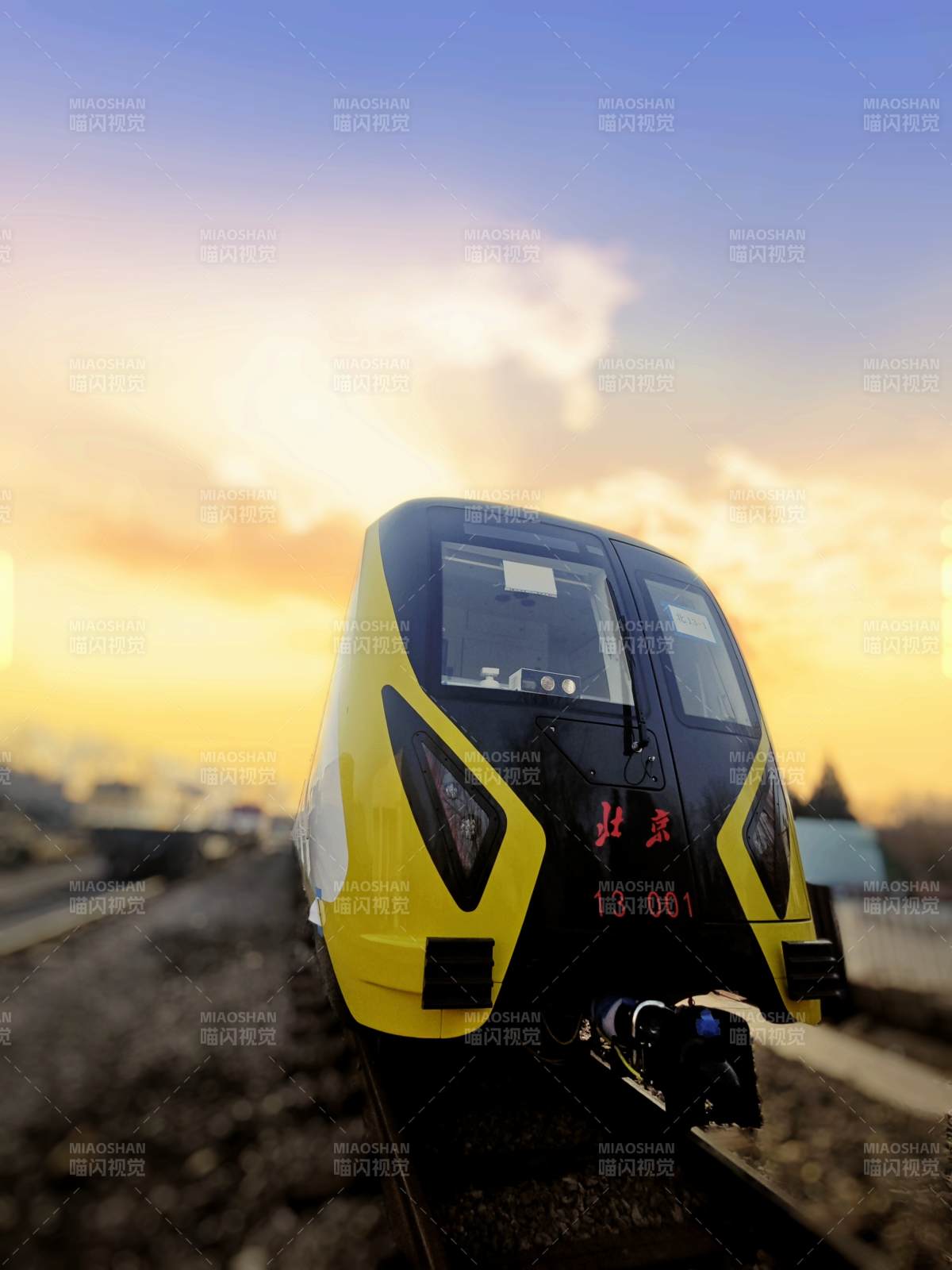 夕陽下的列車前臉特寫