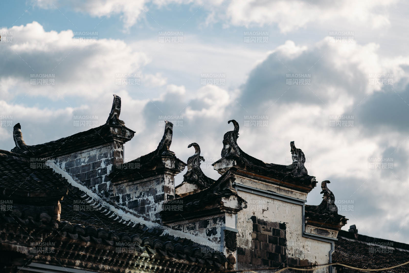 古建筑飛檐翹角云影下