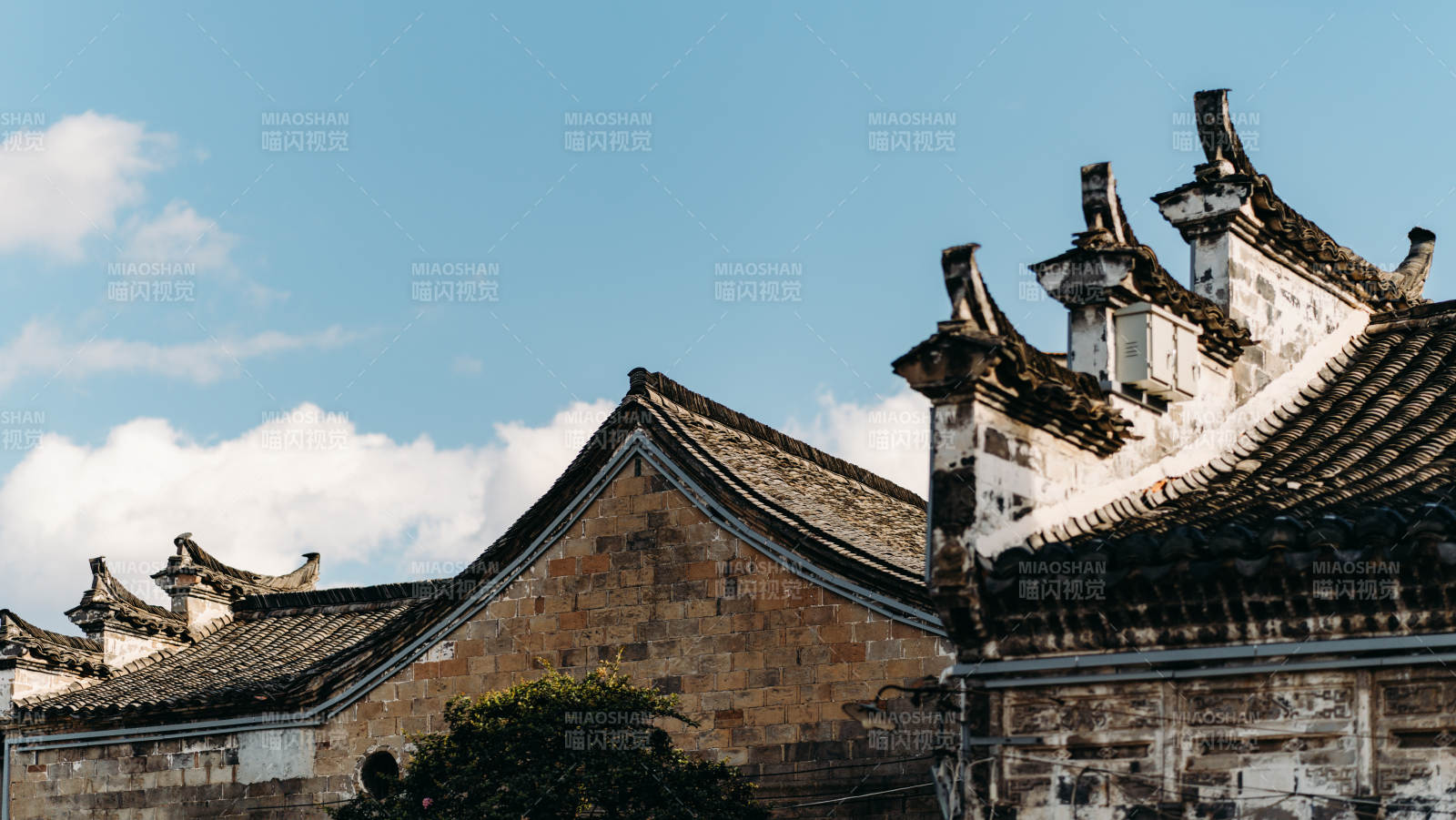 古建筑屋頂?shù)乃{(lán)天映襯